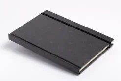 Anaconda Notizbuch/Notebook/Blank Book, punktiert, textiles Gummiband, schwarz, Hardcover (A5), 120g/m² Papier*Anaconda Verlag Online