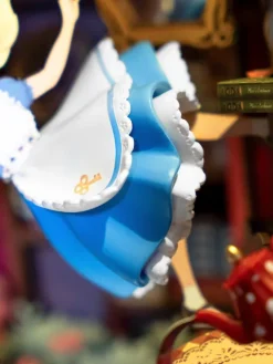 Booknook: Alice Adventure*Robotime Outlet