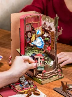 Booknook: Alice Adventure*Robotime Outlet