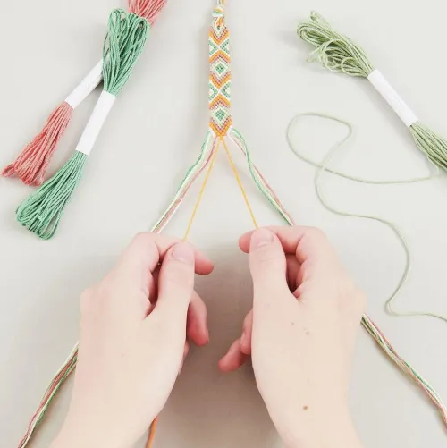 DIY Freundschaftsarmbänder Set, Neon Mix, 10 x 8 m Stickgarn in 10 verschiedenen Farben, 100 % Baumwolle und Neon 100% Polyester*Rico Design GmbH & Co.KG Online