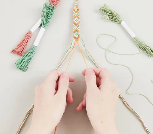 DIY Freundschaftsarmbänder Set, Neon Mix, 10 x 8 m Stickgarn in 10 verschiedenen Farben, 100 % Baumwolle und Neon 100% Polyester*Rico Design GmbH & Co.KG Online