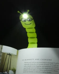 Bookchair Vertrieb Lesen & Geschichten-Flexilight Pals Leselicht (Bookworm) | grün | 2 in 1 Leselampe & Lesezeichen | LED Leselicht | Geschenk für Leser, Buchliebhaber | Deutsche Ausgabe