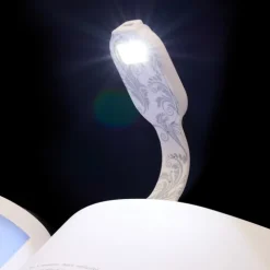 Bookchair Vertrieb Lesen & Geschichten*Flexilight RC (White Flowers) - wiederaufladbares Leselicht - 2 in 1 Leselampe & Lesezeichen - LED Leselicht - Geschenk für Leser, Buchliebhaber - Deutsche Ausgabe