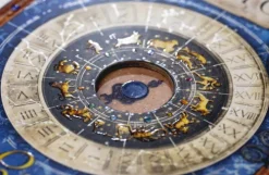 Arena Verlag GmbH Fantasy-Liebe geht durch alle Zeiten (2). Saphirblau