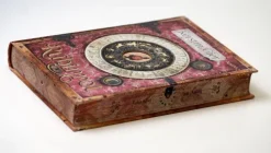 Liebe geht durch alle Zeiten (1). Rubinrot*Arena Verlag GmbH