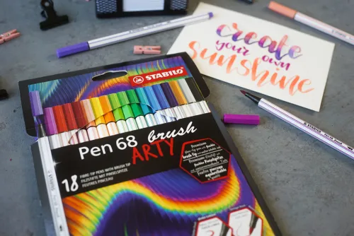Premium-Filzstift mit Pinselspitze für variable Strichstärken - STABILO Pen 68 brush - ARTY - 18er Pack - mit 18 verschiedenen Farben*STABILO Nonbook Hot